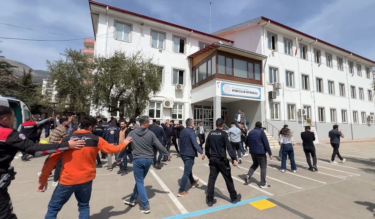 Kahramanmaraş’ta bir ortaokulda gerçekleşen saldırıda 8 öğrenci ve 1 öğretmen