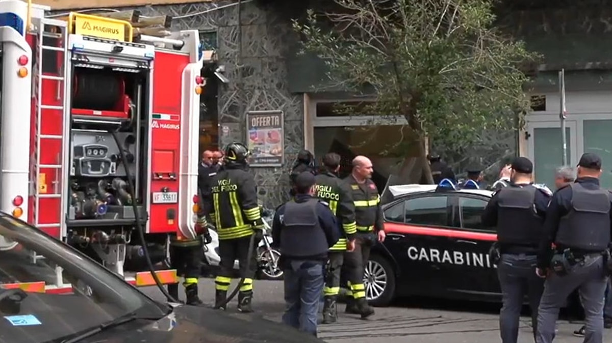 İtalya’nın Napoli kentinde silahlı soyguncular 25 kişiyi rehin aldı. Kaçış
