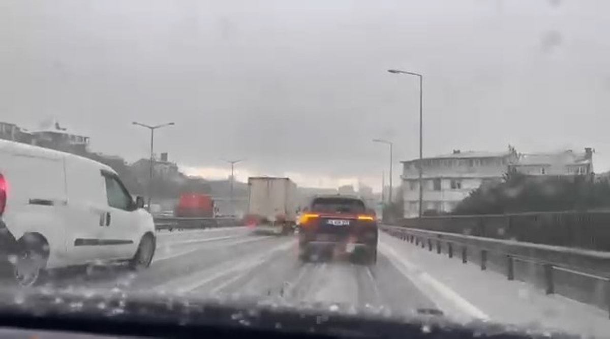 İstanbul’da aniden bastıran dolu yağışı, özellikle Avrupa Yakası’nda hayatı durma