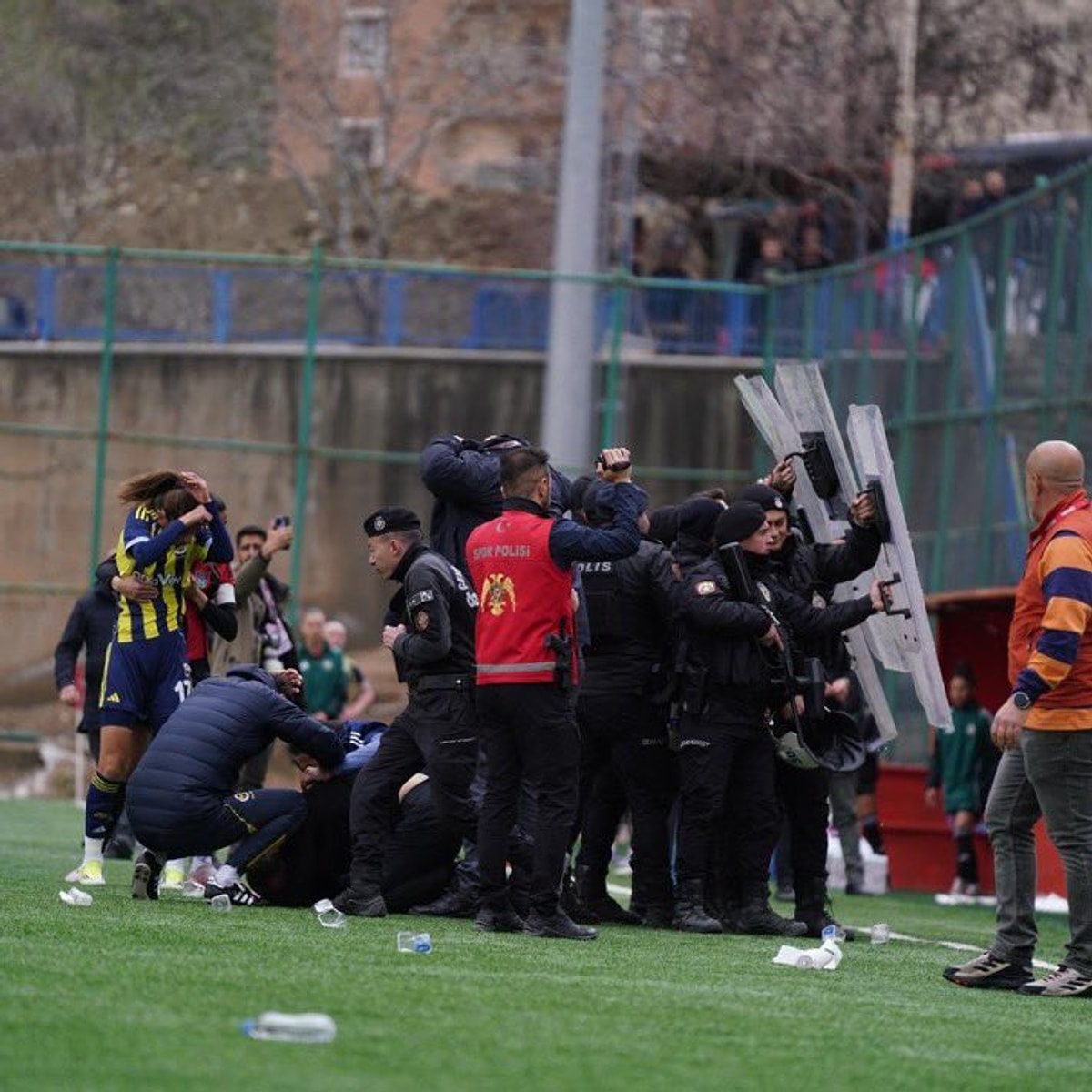 Yüksekova Spor-Fenerbahçe ArsaVev maçında tribünden atılan cisim teknik direktöre isabet