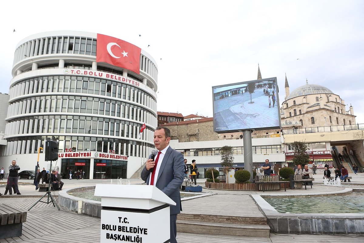 Bolu Belediyesi’ne yönelik soruşturma kapsamında jandarma ekipleri belediye binasında arama