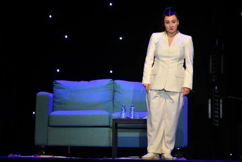 Türkiye'nin en sevilen kadın komedyenlerinden Yasemin Sakallıoğlu, stand-up kariyerinin perde