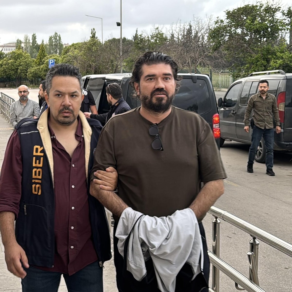 Ahmet Hakan, yasa dışı bahis operasyonunda gözaltına alınan Rasim Ozan