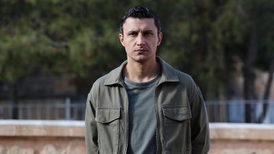 Kanal D'nin reyting rekortmeni dizisi Uzak Şehir'de yaprak dökümü sürüyor.