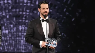 Ünlü oyuncu Mert Yazıcıoğlu, bir süredir gözlerden uzak yaşadığı aşkı