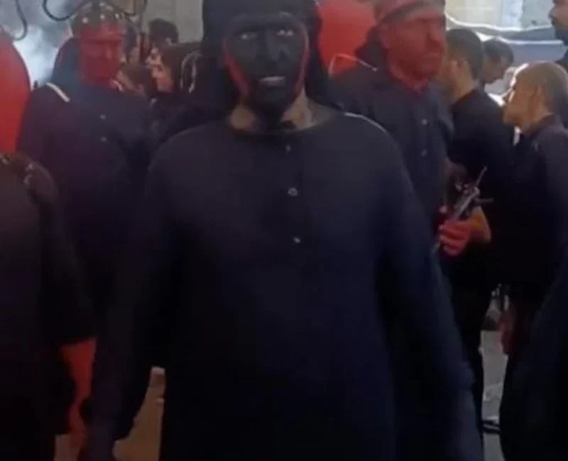 İran'ın İsfahan şehrinde Muharrem ayı kapsamında düzenlenen "Cinler Geçti" töreni
