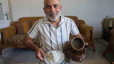 Hatay’da toprağın altından çıkarılan cara testisi, görenlerde define heyecanı yarattı.