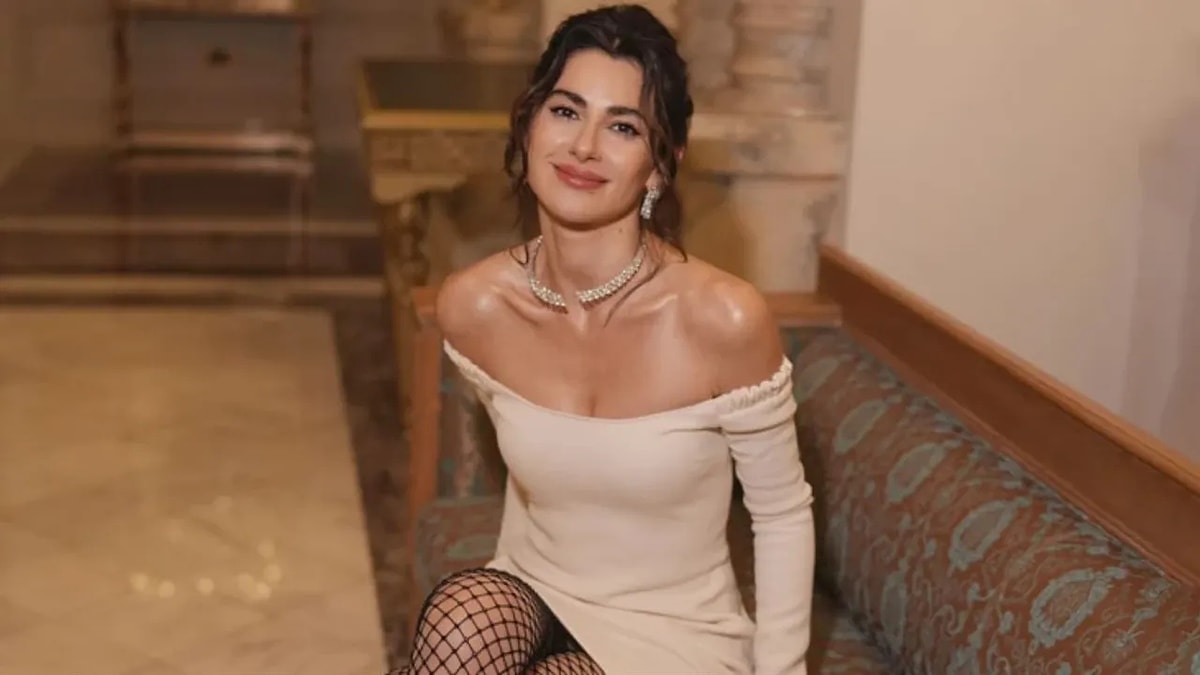 Türk televizyonlarının en iddialı ve şık kadın figürlerinden biri olan