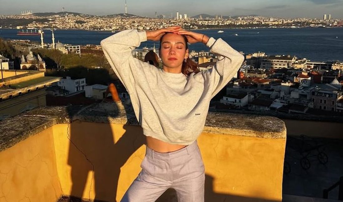 Güzel oyuncu Aybüke Pusat, Melis İşiten ile Zaten Şov programında