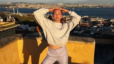 Güzel oyuncu Aybüke Pusat, Melis İşiten ile Zaten Şov programında