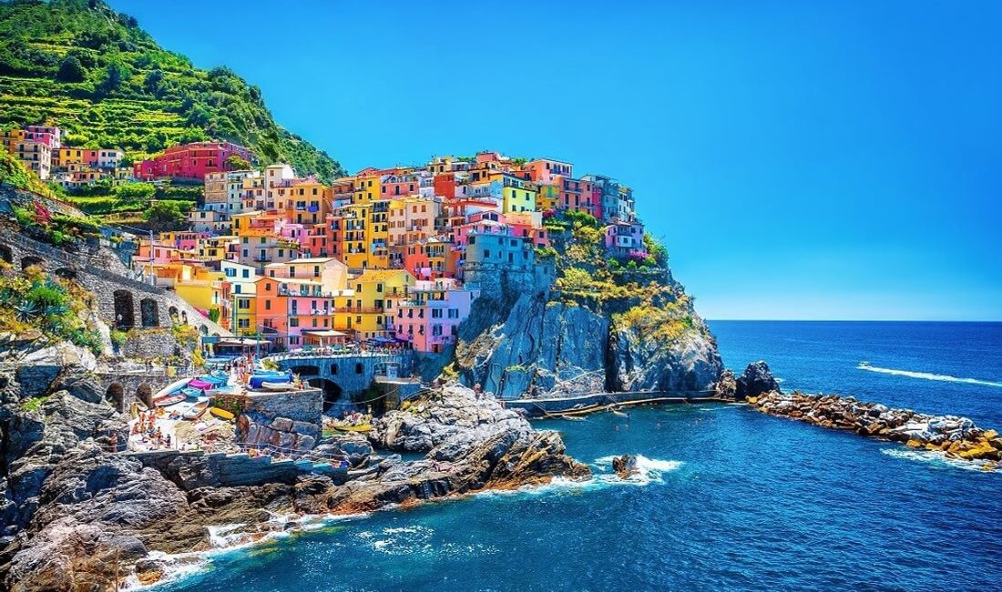 İtalya'nın turizm merkezi Cinque Terre'de parmak arası terlik giymek yasaklandı.