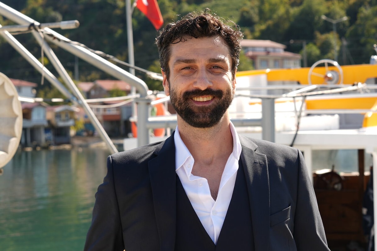 Taşacak Bu Deniz dizisinin yıldızı Aytek Şayan'ın memleketi Düzce'deki düğünde yaptığı Kafkas dansı sosyal medyayı salladı! Görüntülerin ardından ünlü oyuncu Elçin Sangu bombayı patlattı: "Aytek benim öz kuzenim!"