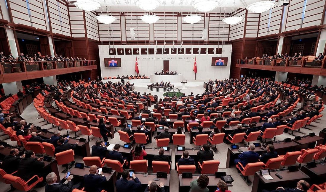 Meclis'te tarihi deprem! Özgür Özel ve 91 milletvekili CHP'den istifa